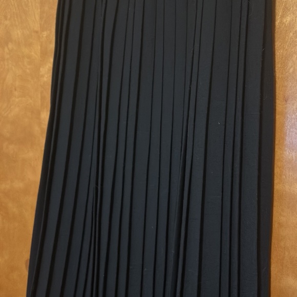 Long pleated Black Skirt - Picture 3 of 9